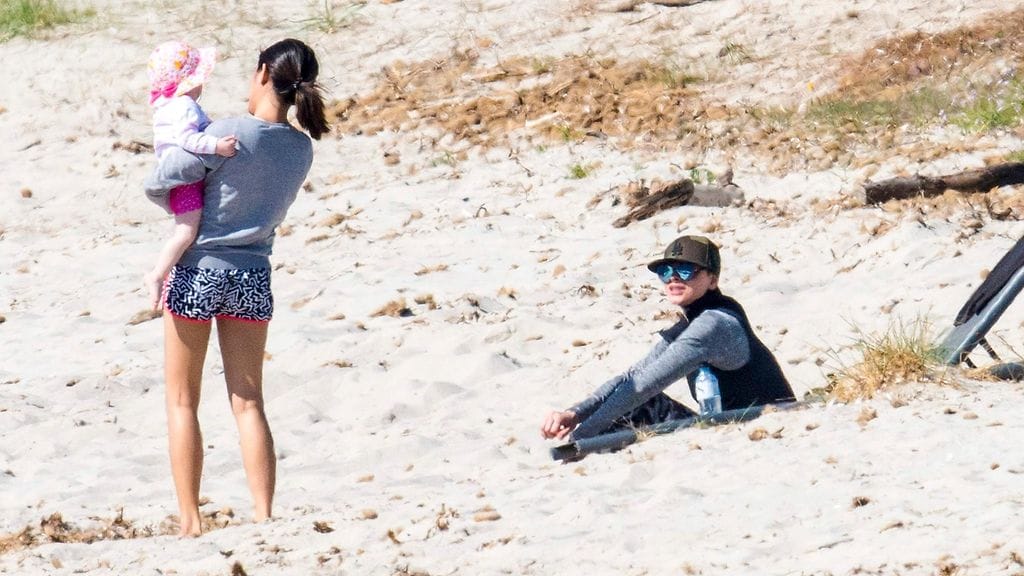 Monacon Charlene vietti rantapäivää Korsikalla kaksostensa kanssa.