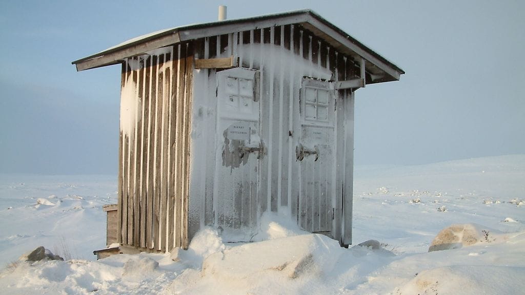 Kuvan enontekiöläinen huussi on saanut maailmanlaajuista julkisuutta, kun se valittiin maisemiensa perusteella maailman hienoimpien vessojen joukkoon vuonna 2016.