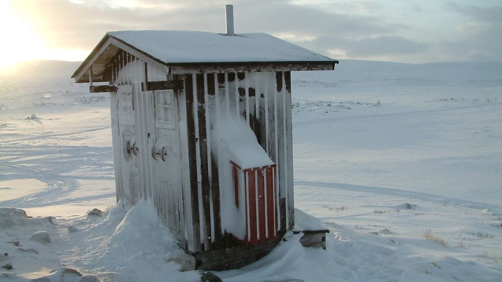 Saanatunturin kupeessa sijaitsevasta huussista aukeaa kauniit näköalat.