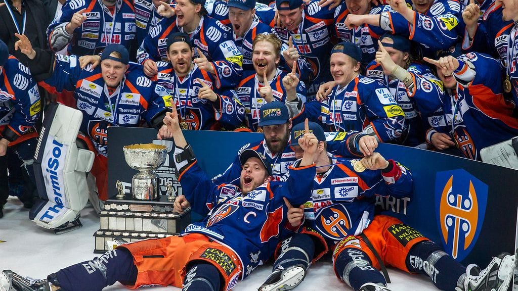 Tapparan mestarijoukkue juhlahumussa.