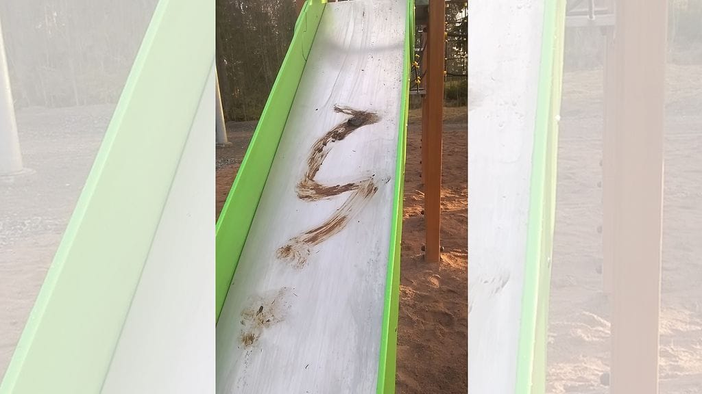 Loimaalla koulun leikkialue joutui ilkivallan kohteeksi maanantaina 25.4. Kuva: Hirvikosken koulun vararehtori Kari Mäki-Mantila.