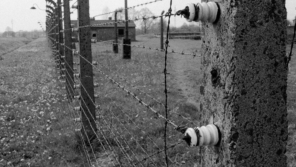 Natsi-Saksa perusti miehittämäänsä Puolaan kuolemanleirejä, joille tuotiin juutalaisia eri maista. Pahamaineisin leireistä oli kuvassa näkyvä Auschwitz-Birkenau, jossa tapettiin 1,1 miljoonaa ihmistä, joista suurin osa oli juutalaisia.