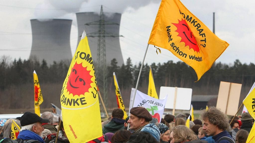 Ydinvoimaa vastustavat ihmiset osoittivat mieltä Gundremmingenin ydinvoimalan edustalla maaliskuussa 2012.