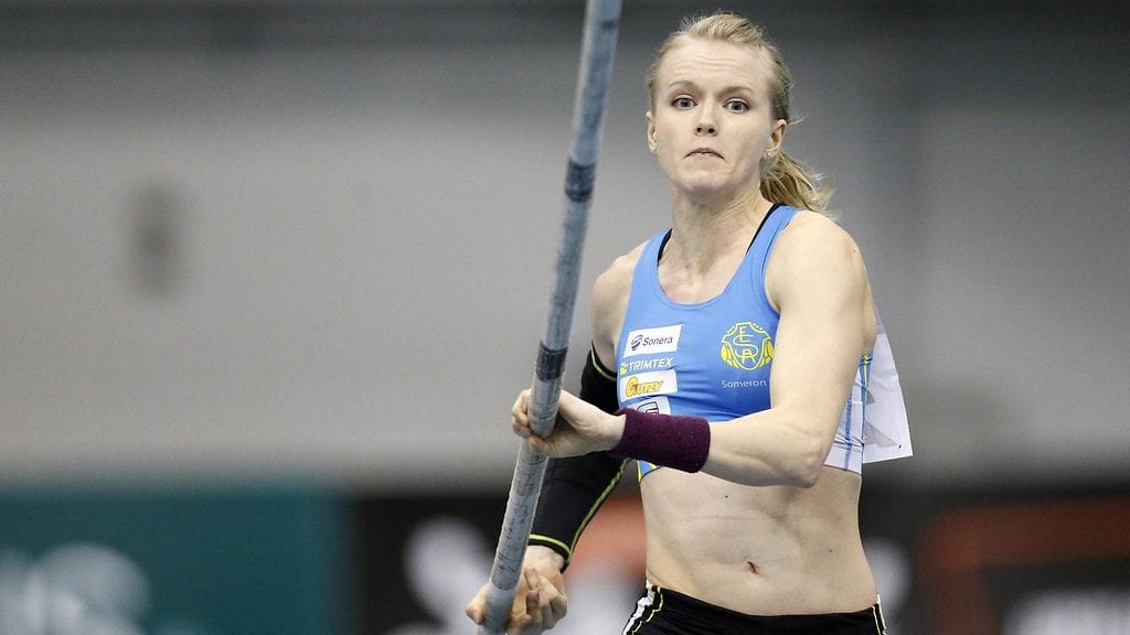 Minna Nikkanen tähyää korkealle kesän kisoissa.