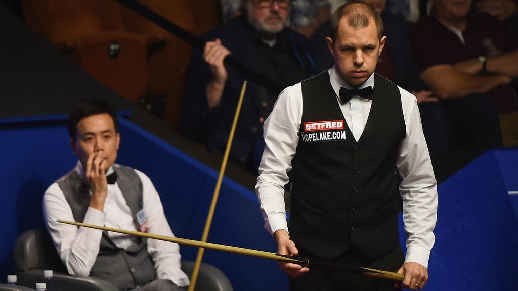 Barry Hawkinsilla (oik.) oli onnea matkassa aloituslyönnissään.