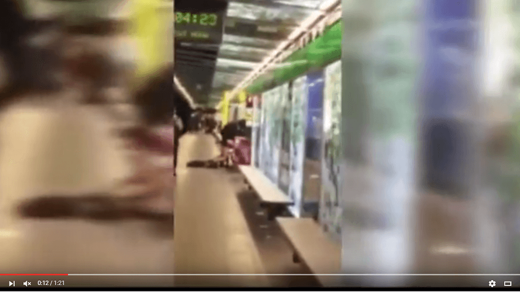 Seksiä barcelonalaisen metroaseman laiturilla. Kuvakaappaus sosiaalisessa mediassa leviävästä Youtube-videosta.
