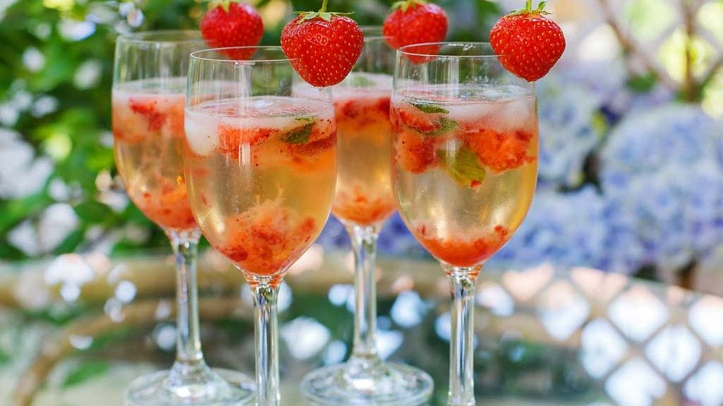 Kuohuviinistä on helppo tehdä myös näyttäviä drinkkejä.