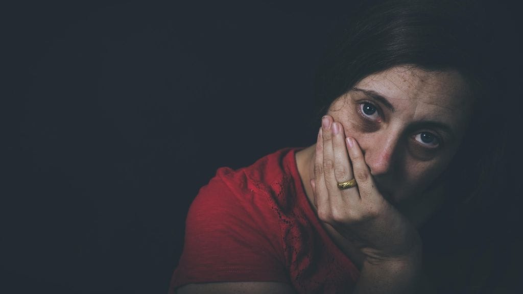 Seksuaalisen väkivallan uhri ei välttämättä halua tai edes uskalla kertoa kokemuksistaan – ei edes luotettavalle kumppanille. Kuvituskuva.