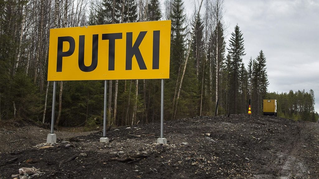 Kuvassa kyltti Talvivaaran kaivoksen ja Nuasjärven välisen purkuputken päällä 27. huhtikuuta 2016.