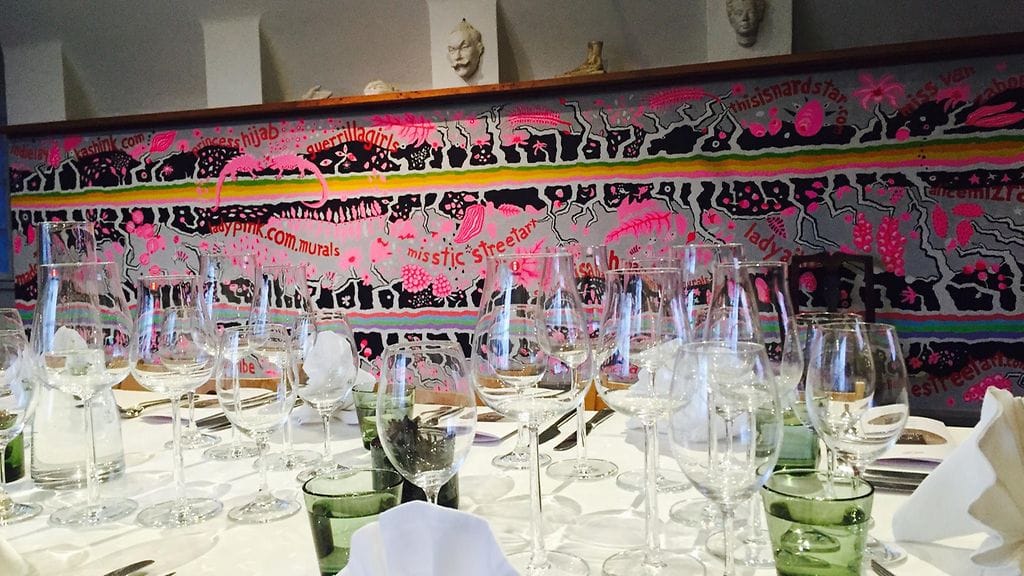 Hiljainen illallinen on alkamassa Akseli Gallen-Kallelan musessa tiistaina 26.4.2016.  Taiteilija Nina Backmanin performanssi on seuraavaksi lähdössä Riikaan. Tässä illallispöydässä ei puhuta lainkaan.