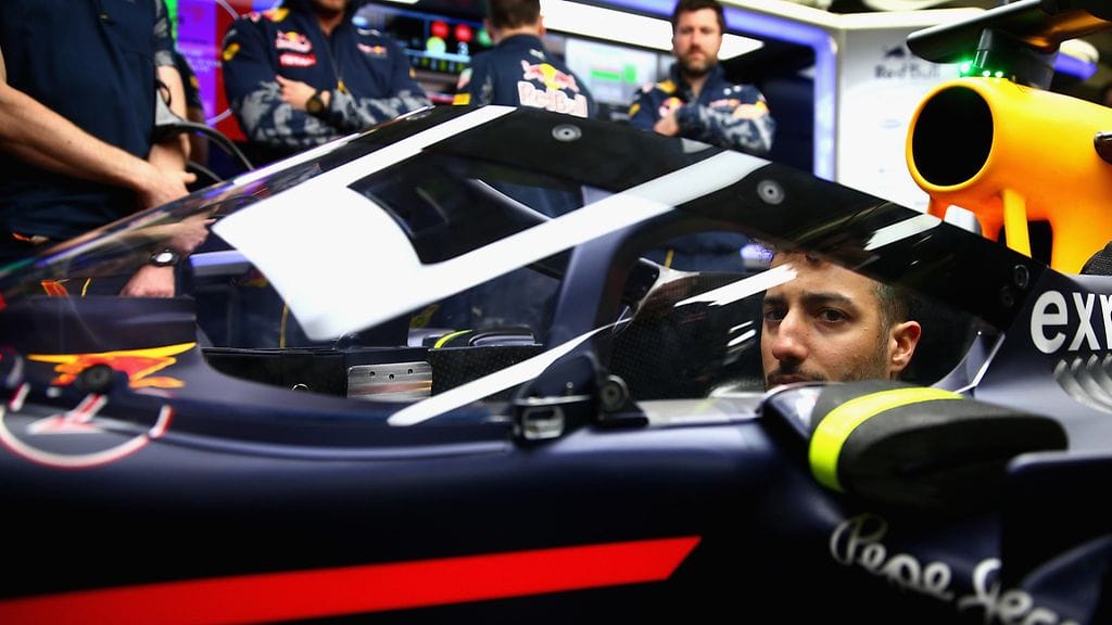 Daniel Ricciardo istahti torstaina Red Bullin F1-kilpuriin, johon oli asennettu kuomu.