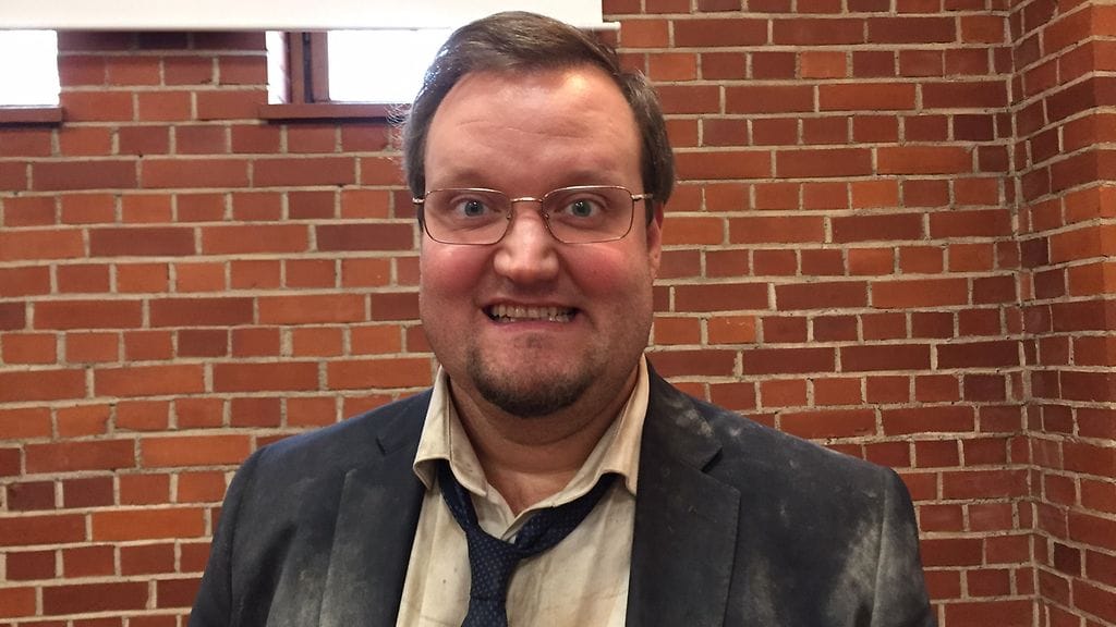 Luokkakokous 2 -elokuvassa nähdään hautajaiskohtaus, jossa pääosakolmikon puvut ovat tomussa.