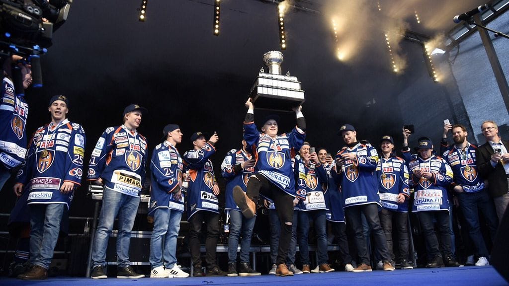 Tapparan pelaajat mestaruusjuhlassa