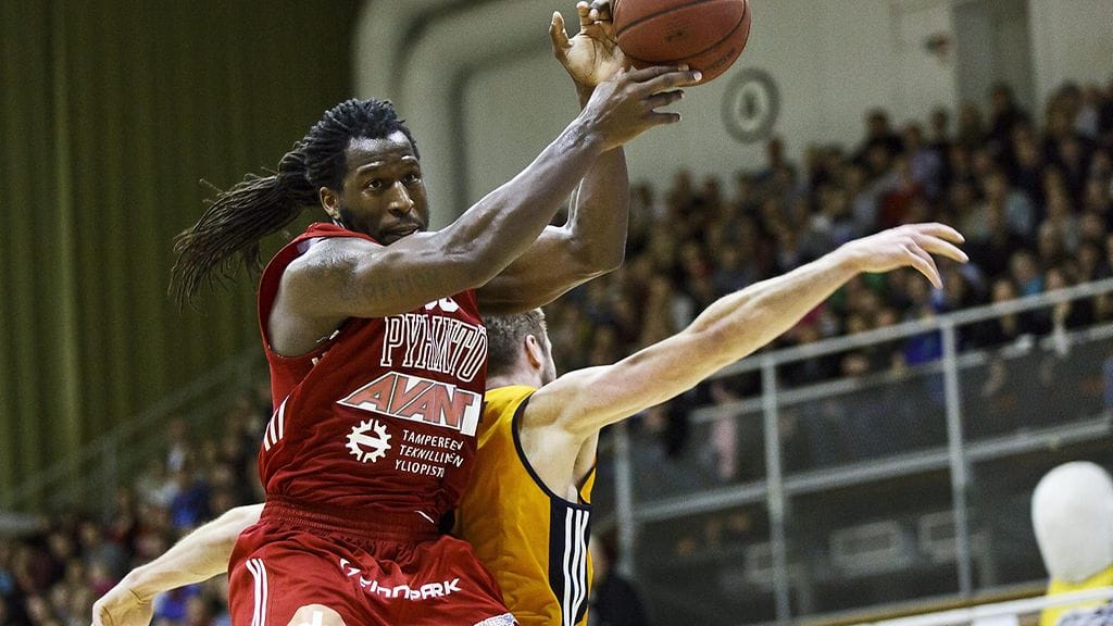 J’nathan Bullock upotti Pyrinnölle 20 pistettä torstaina.