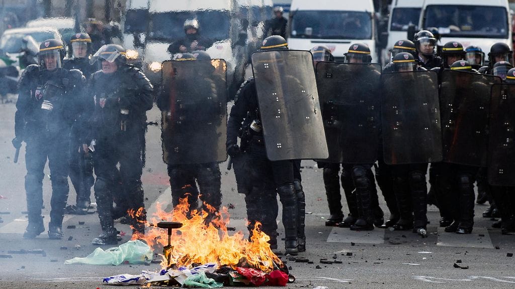 Mielenosoittajat ottivat yhteen mellakkapoliisin kanssa Ranskan työelämäprotesteissa.
