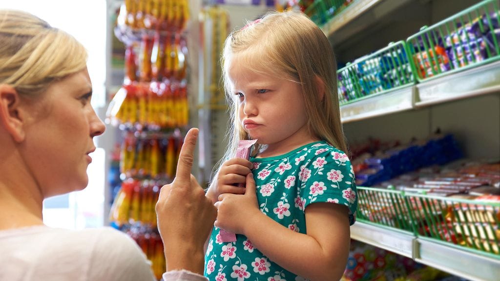 Asiantuntijoiden mukaa vanhempien tulisi toimia esimerkkeinä, eikä antaa tunteilleen liikaa valtaa.