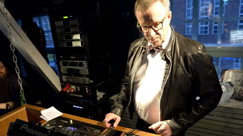 Toomas Hendrik Ilves dj-keikalla Kaikussa 28.4.2016