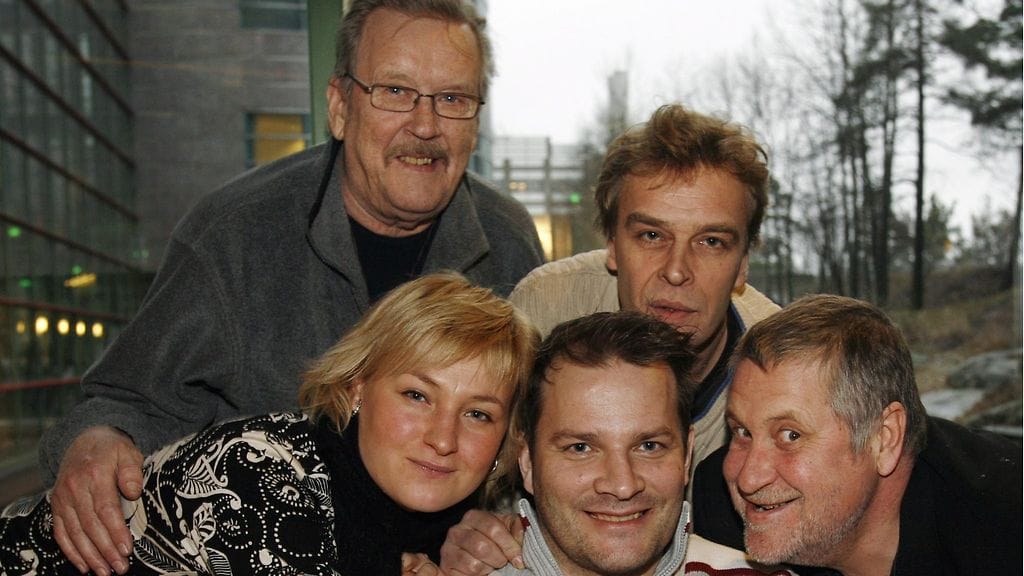 Kuvassa Taivaan tulet -sarjan näyttelijöitä. Takana Risto Salmi ja Vesa Kietäväinen. Eturivissa Ria Kataja, Pekka Heikkinen ja Kari Väänänen.