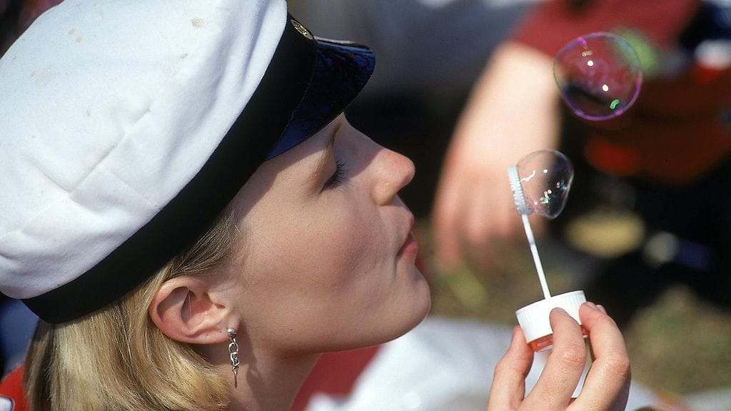 Vapun juhlintaa Ullanlinnanmäellä Helsingissä 1. toukokuuta 1998.