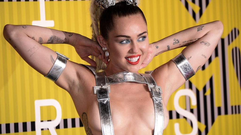 Miley Cyrus pukeutuu ja puhuu rohkeasti.