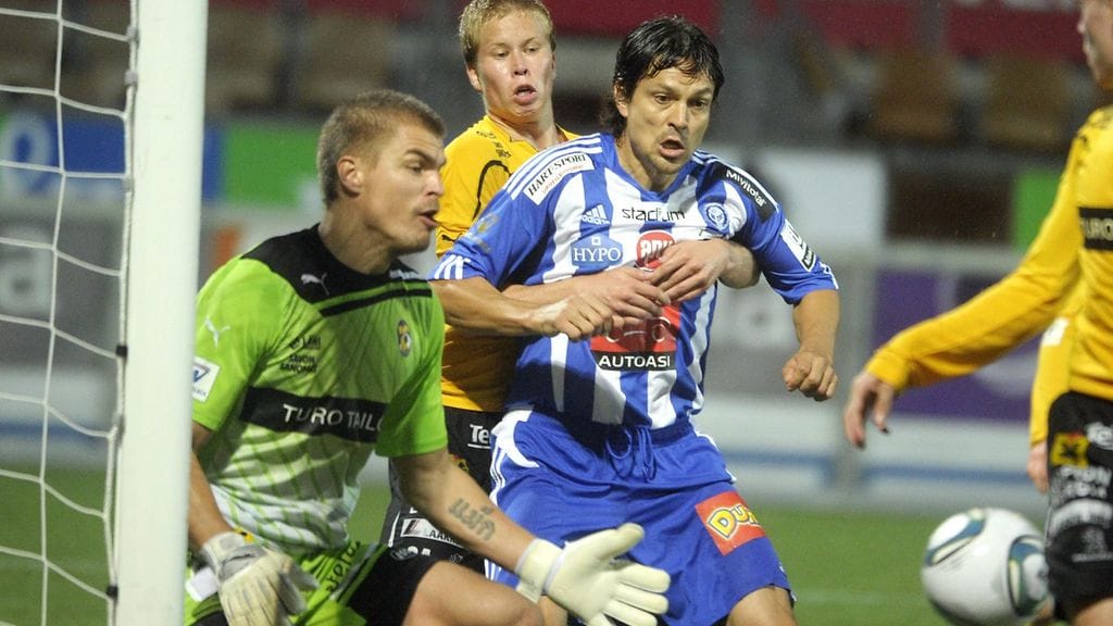 KuPS:n Mikko Vilmunen ja HJK:n Jari Litmanen vuonna 2011