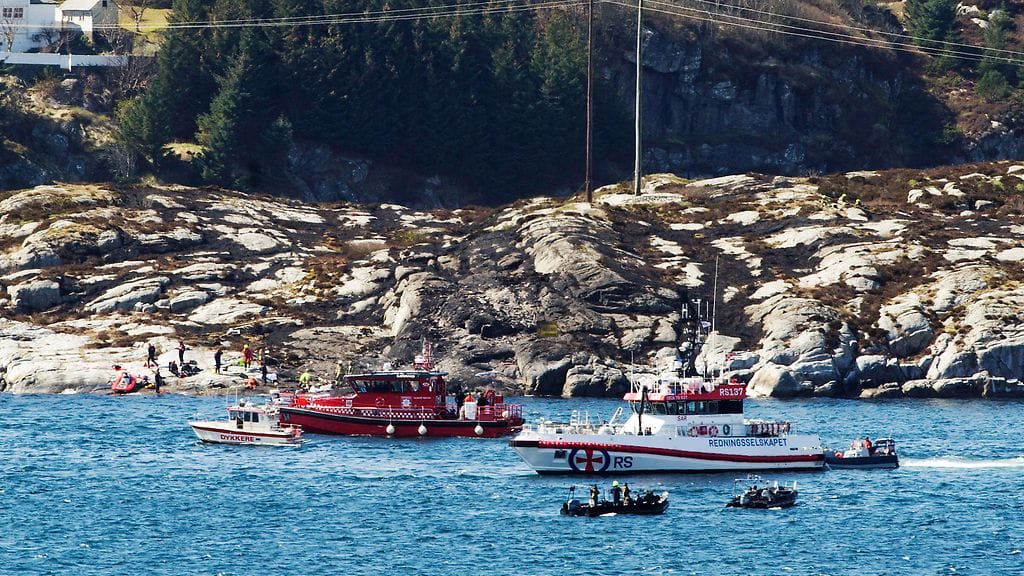 Pelastushenkilökuntaa helikopterin putoamispaikan lähellä Bergenin kaupungin läntipuolella Norjassa 29.4.2016.