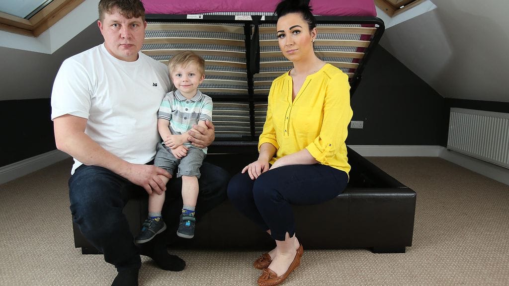 Antohy Ancliff ja Charlotte Hames poikansa Buddyn kanssa epäonnen sängyllä istumassa.