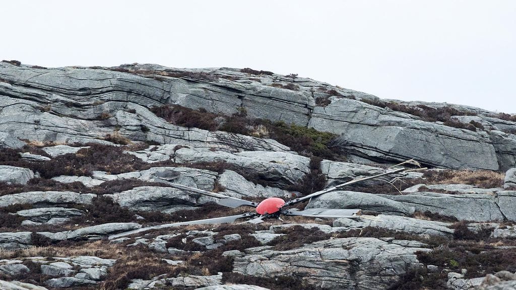 Turmakopterin osa lojuu maassa. 13 ihmistä kuoli, kun kopteri putosi Norjassa 29.4.2016.