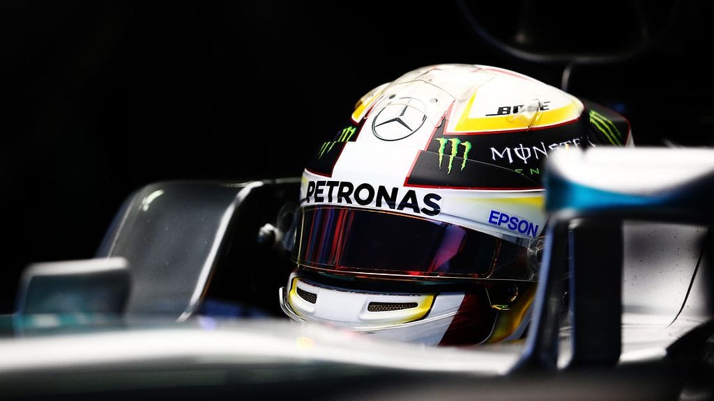 Maailmanmestari Lewis Hamilton Mercedeksen ohjaamossa.