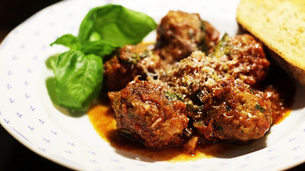 Lihapullat ovat monessa kodissa tuttua arkiruokaa, jota voi valmistaa myös hienostuneella twistillä.