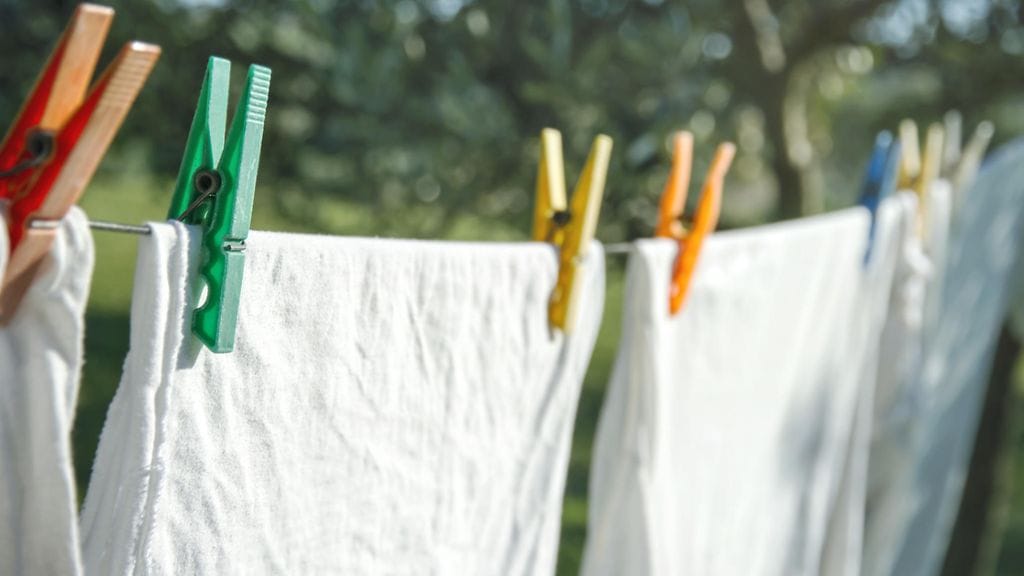 Valkopyykki kannattaa kuivattaa kuivausrummun sijaan narulla.