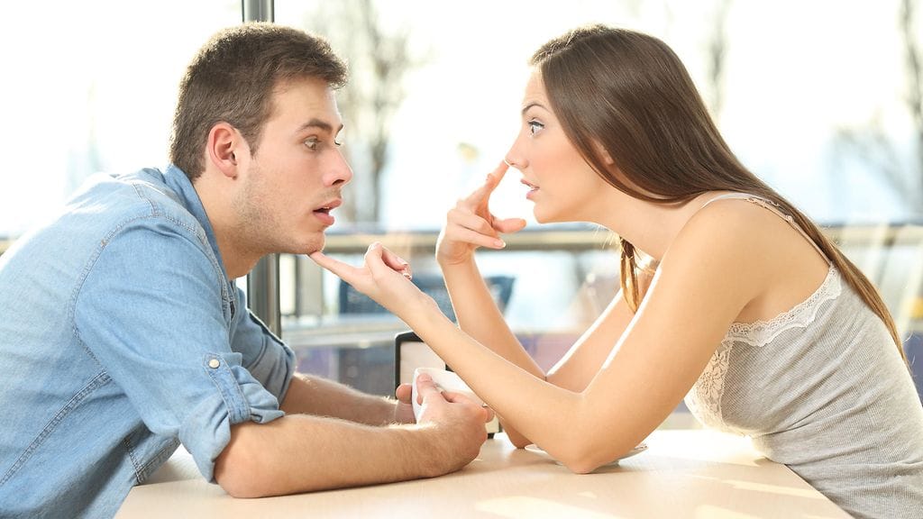 älä tuijota rintoja