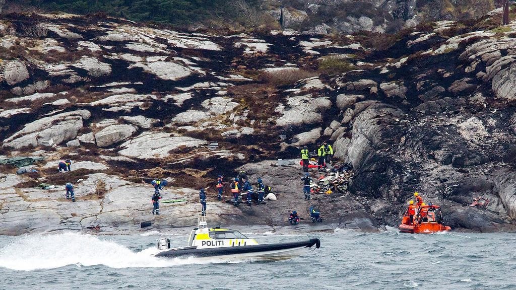 Poliisi ja pelastustyöntekijät siivosivat turmapaikkaa vappupäivänä.