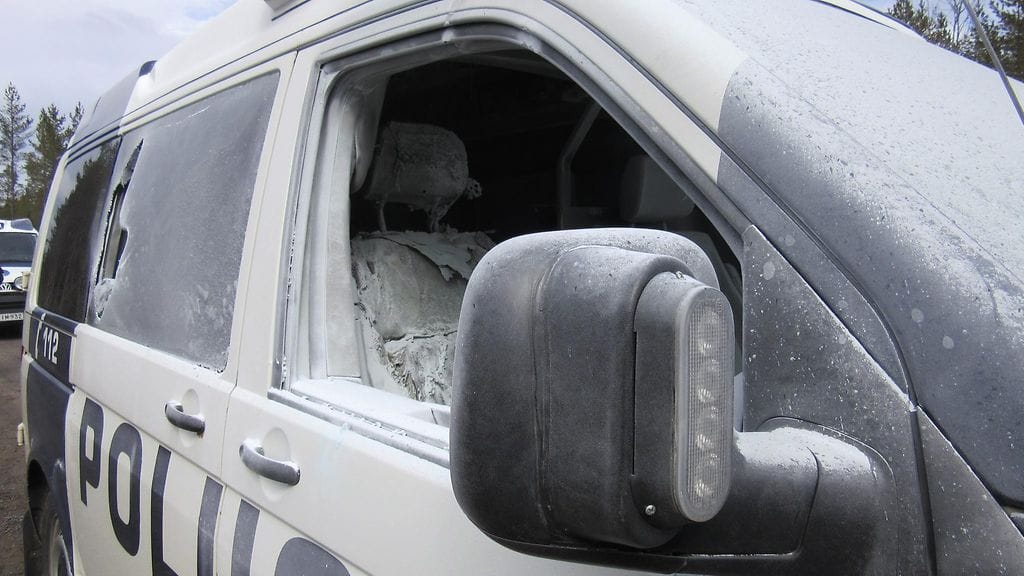 Poliisin handout-kuvaa poliisiautosta, jonka ydinvoimalaa vastustavat mielenosoittajat sytyttivät tuleen Hanhikiventiellä Pyhäjoella eilen torstaina 28. huhtikuuta 2016. Kuva on otettu samana päivänä.