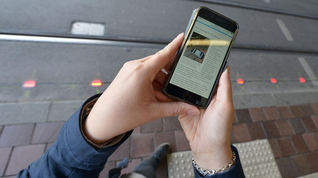 Puhelintaan tuijottavien jalankulkijoiden turvaksi on kehitetty erikoiset liikennevalot.