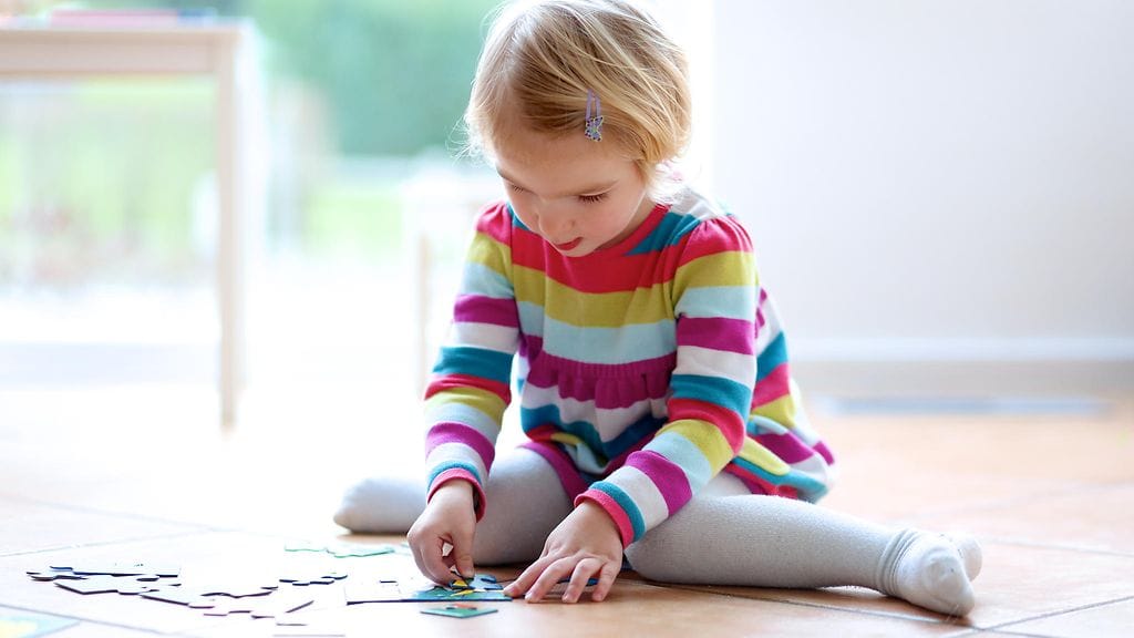 Tämä lapselle helppo asento aiheuttaa lihaskireyttä jaloissa ja lantiossa.