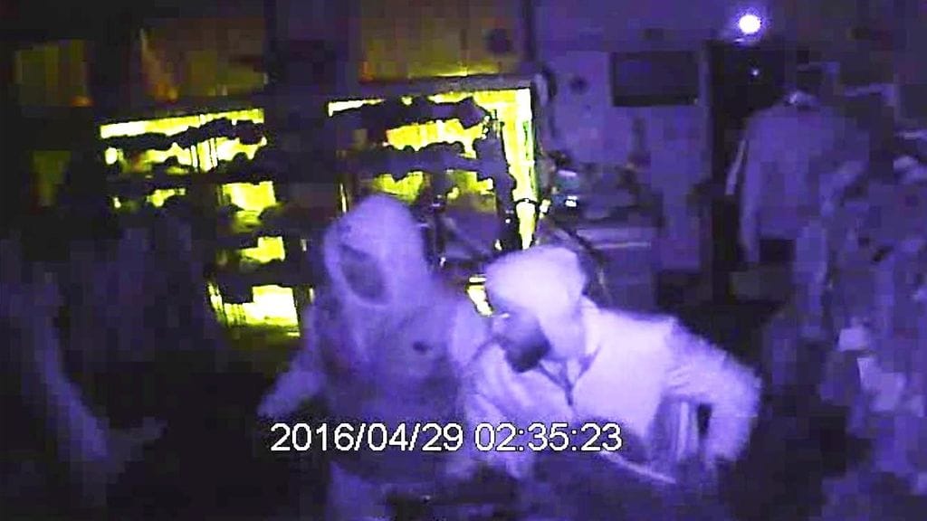Valvontakamerakuvaa porvoolaisen turkisliikkeen ryöstöstä 29. huhtikuuta 2016.