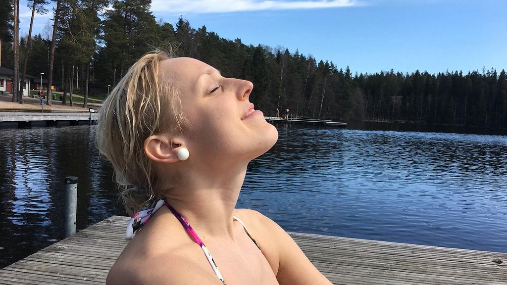 Lämmin sää houkutteli auringonottajia Vantaan Kuusijärvelle. Emilia aloitti kesärusketuksen hankkimisen.