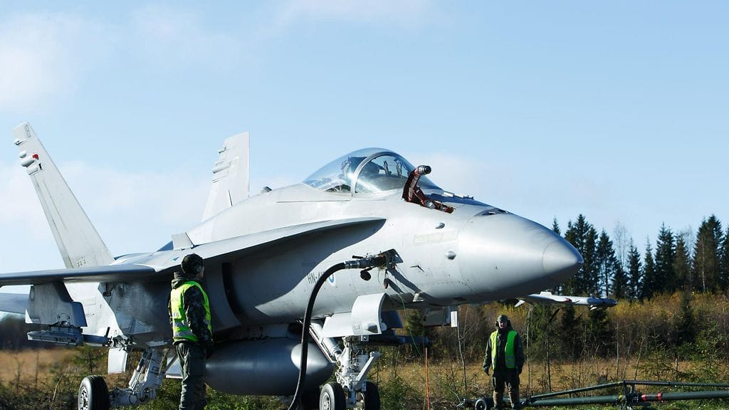 Hornet-hävittäjää tankattiin Livex 2015 ilmaoperaatioharjoituksessa Vieremällä 6. lokakuuta 2015.