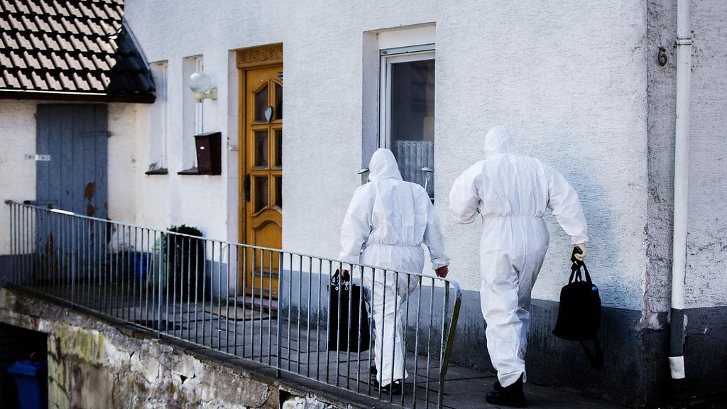 Saksassa poliisin tutkijat saapuivat Höxterissä sijaitsevalle maatilalle, jossa pariskunnan epäillään pitäneen hieman yli 40-vuotiasta naista vankinaan useita viikkoja.