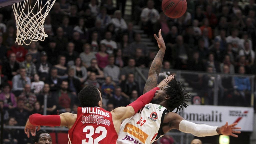 Pyrinnön Damon Williams (vas.) ja Kouvojen D.J.Richardson vauhdissa ensimmäisessä finaaliottelussa.