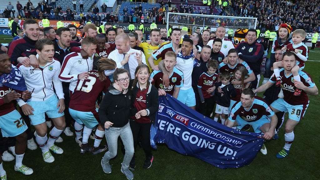 Burnleyn pelaajat juhlivat perheineen paluuta Valioliigaan.