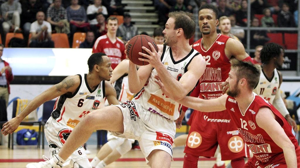 Kouvojen Ville Kaunisto vei levypallon Pyrinnön Ville Pekkolan (oik.) edestä.