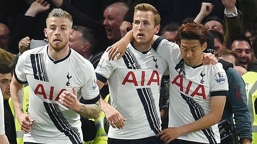 Harry Kane (kesk.) taituroi Tottenhamin avausmaalin. Son Heung-min (oik.) vastasi vieraiden 2-0-maalista.