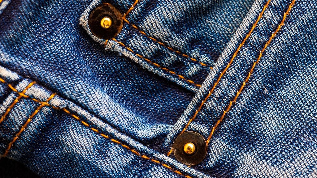 Metalliniitit kuuluvat olennaisena osana lähes jokaisiin farkkuihin.