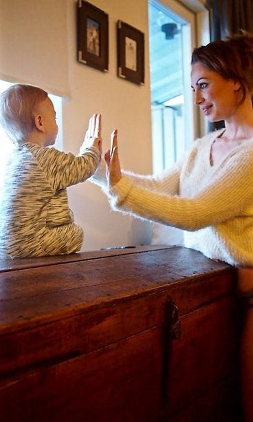 Katri Sorsa poikansa kanssa.