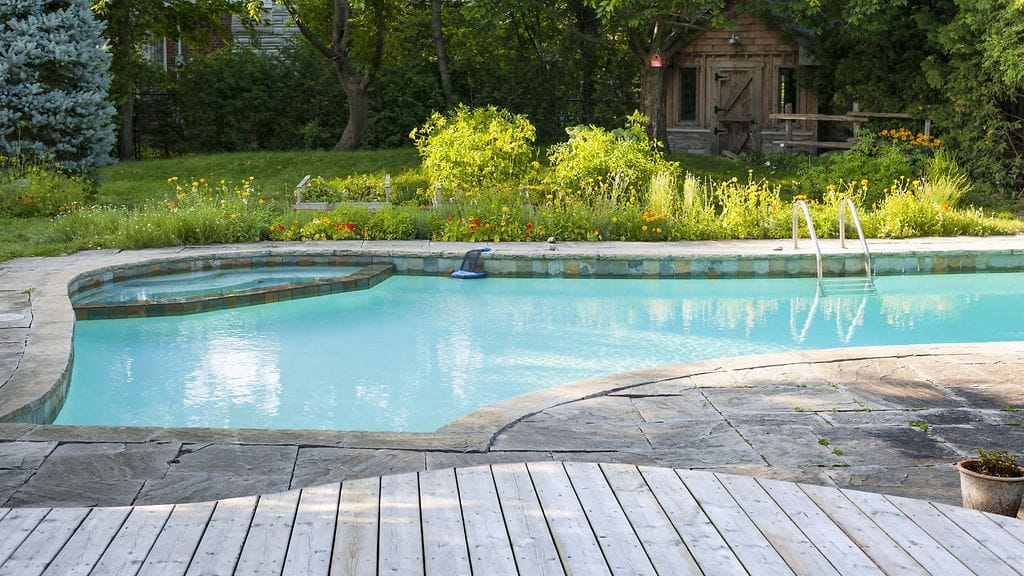 Eihän altaallesi pääse lapsi valvomatta? Kuvituskuva.