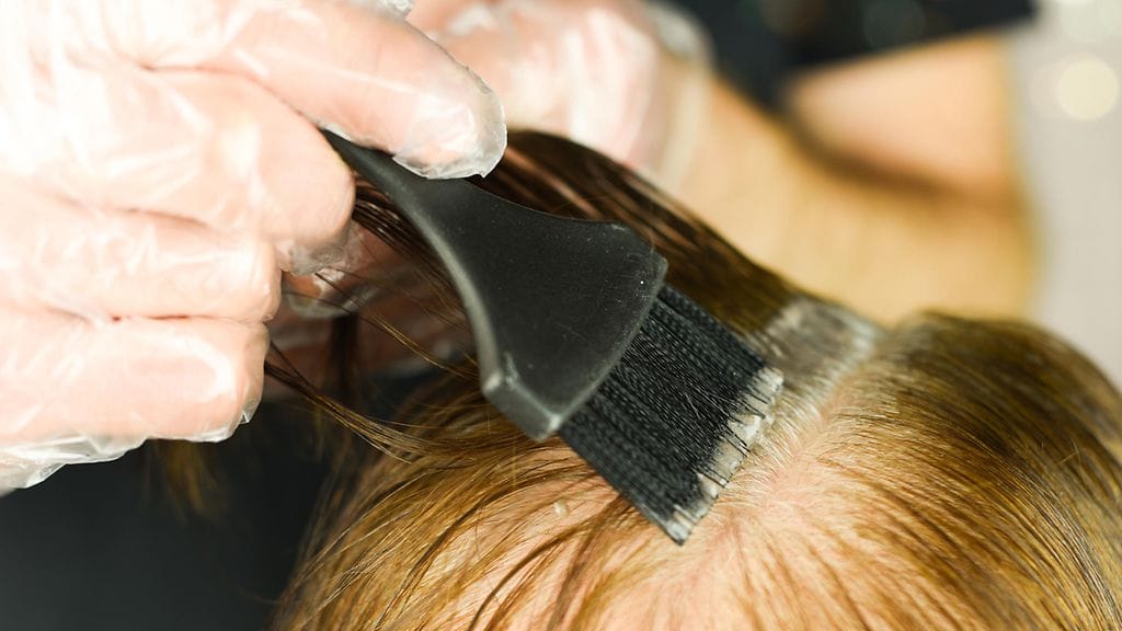 Kestovärien vahvat kemikaalit eivät sovellu lapsen herkälle päänahalle.