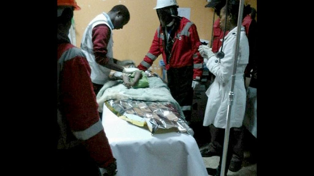 Pieni tyttö kärsi nestehukasta mutta vaikutti selvinneen talon romahduksesta vammoitta. Kuva: AP