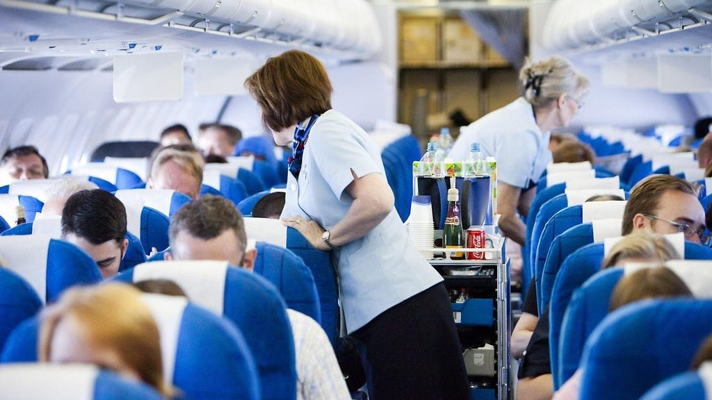 Suomalaisista matkustajista kahdeksan kymmenestä rajoittaisi alkoholin käyttöä lentomatkoilla jollain tavalla. Kuvituskuva.